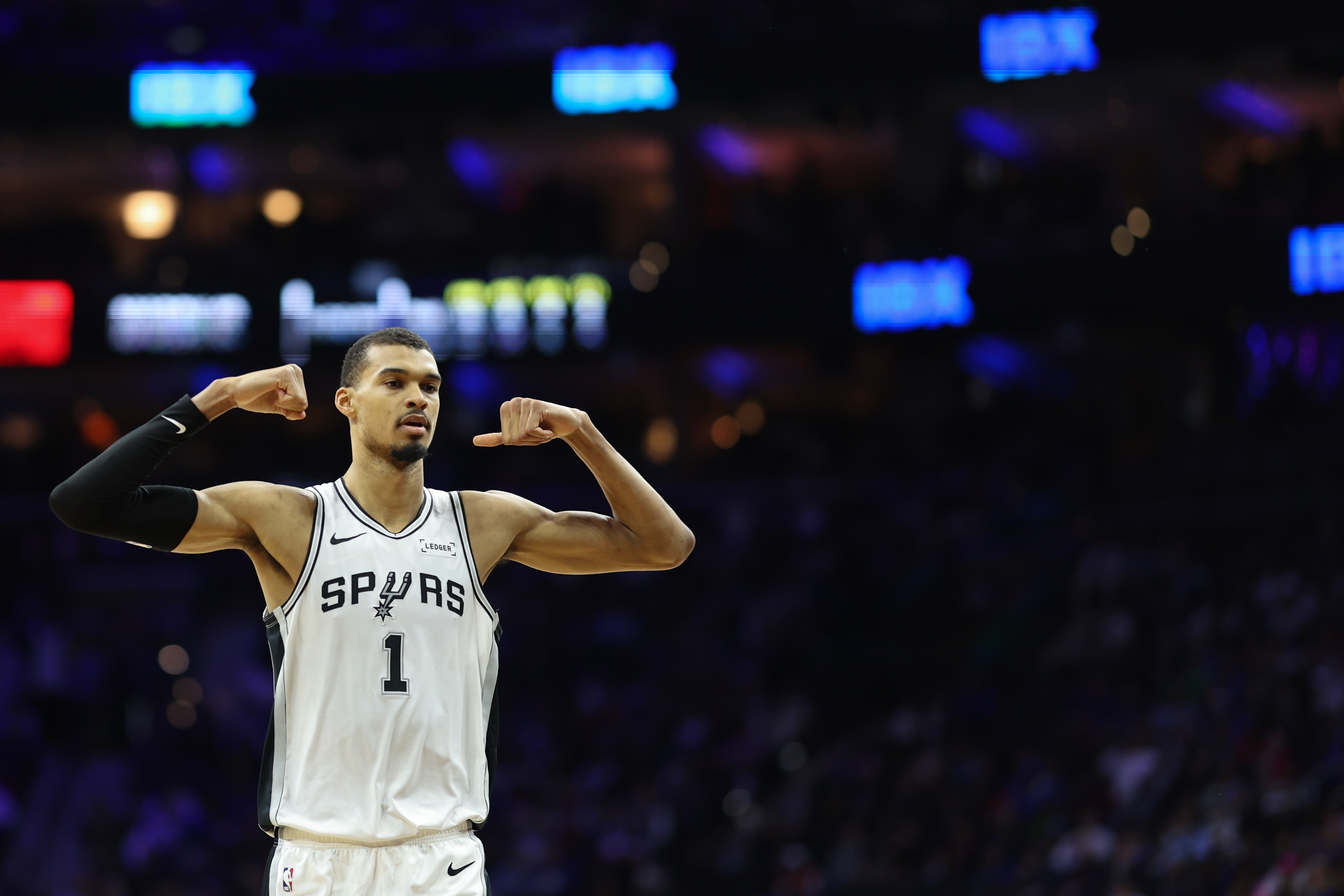 开云登录入口-三分15中8！米奇：文班投篮动作自律性很好 让对手防守变得很难